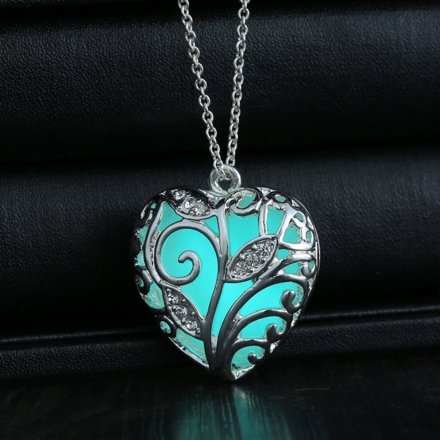 AliExpress wish explosion models night glow heart-shaped pendant love heart hollow hollow luminous necklace pendant